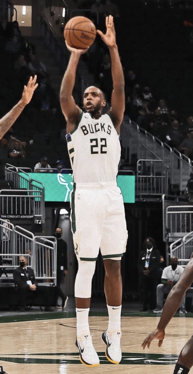 包含蒂姆连续十二场比赛得分超过领先优势明显，雄鹿不断突破！的词条