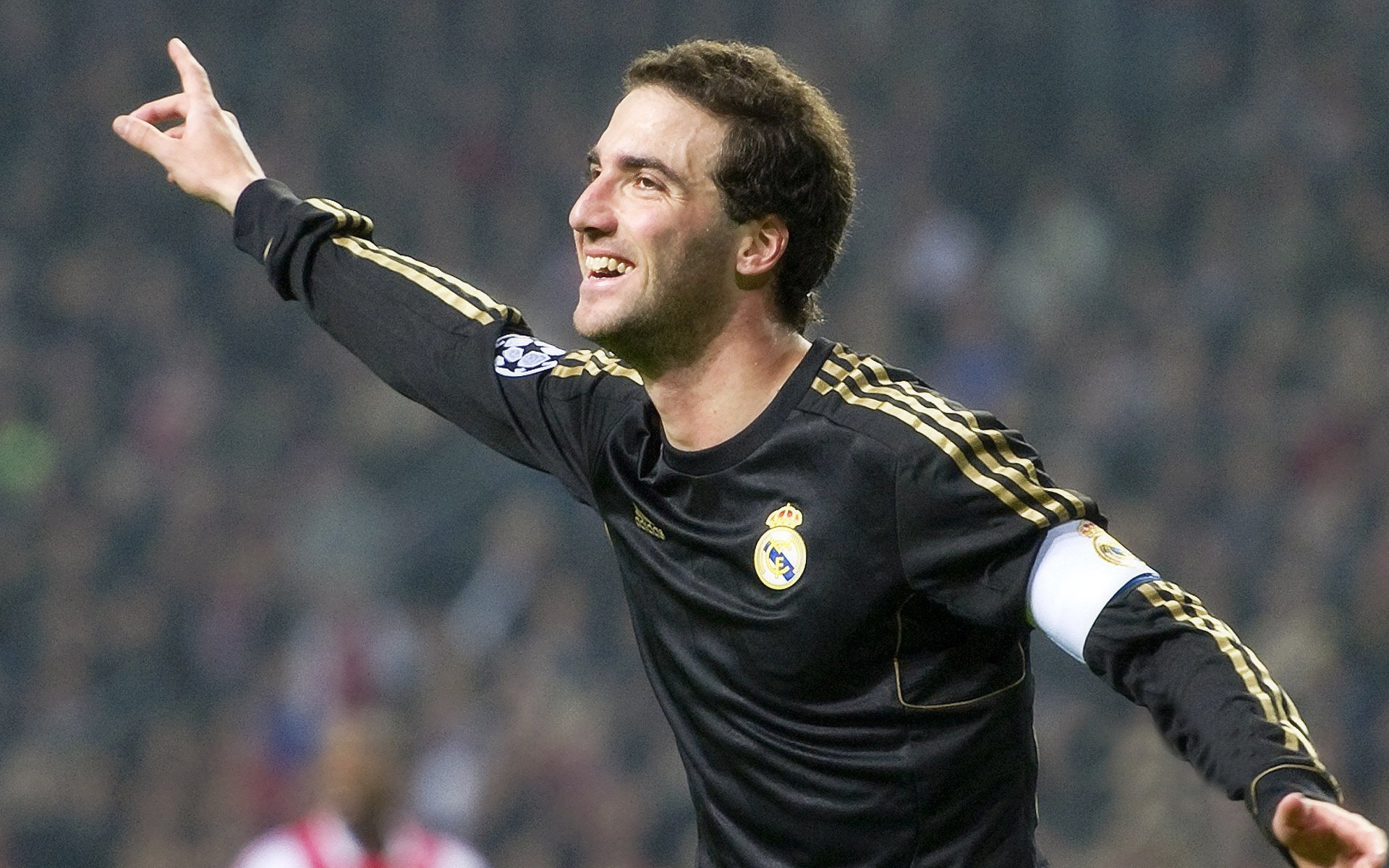 表现优异首场状态出色,切尔西观众沸腾!哈登重返赛场观众掌声雷动