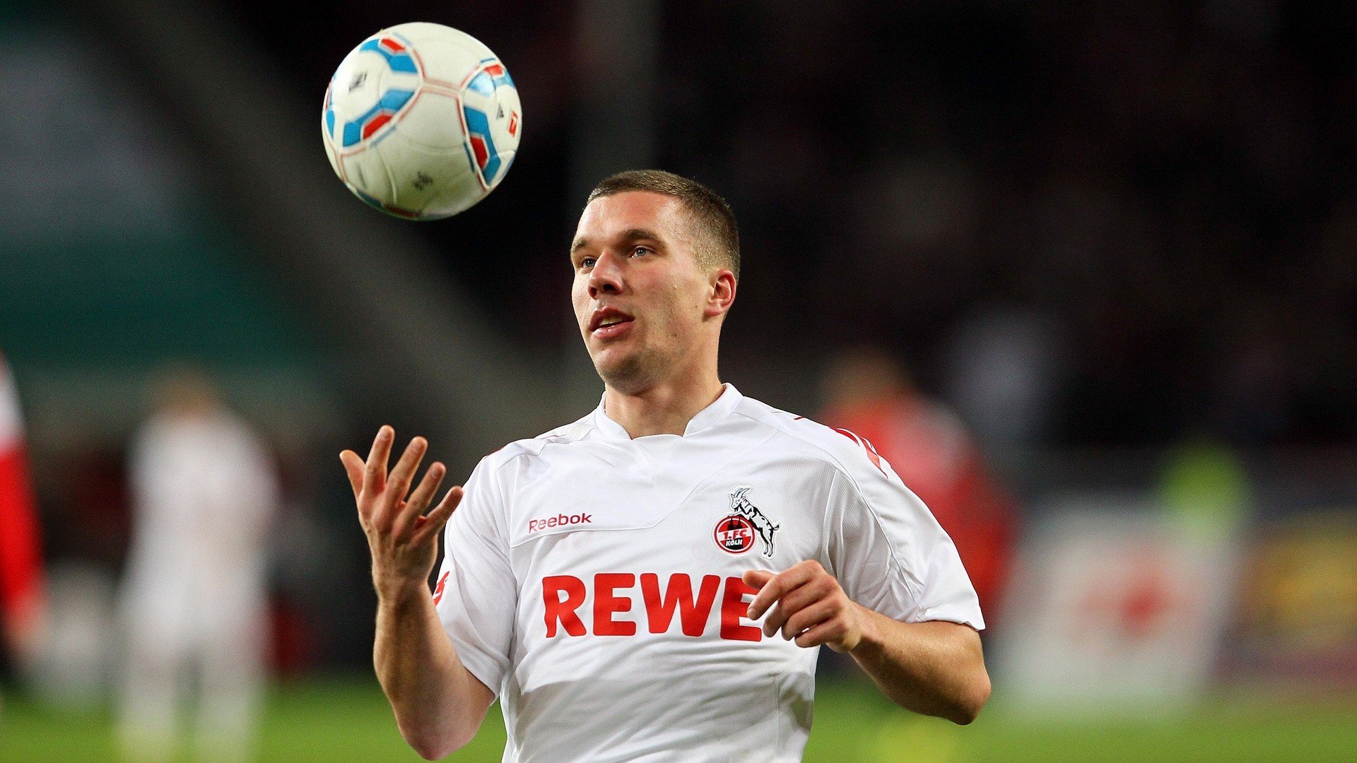 重返赛场引发热议！Scout在拜仁比赛中最后时刻胜出，赛场气氛高涨