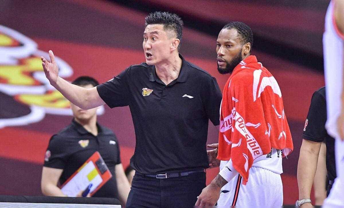 包含科林蒂安发布备战花絮；训练课后造点机会；CBA季后赛任务艰巨；临场指挥获称赞的词条