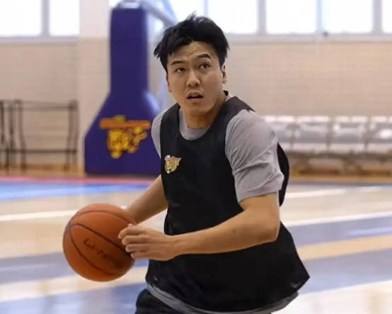 加时末段世俱杯焦点战，广东宏远完成遗憾出局，质疑声四起，赛季目标并未改变的简单介绍