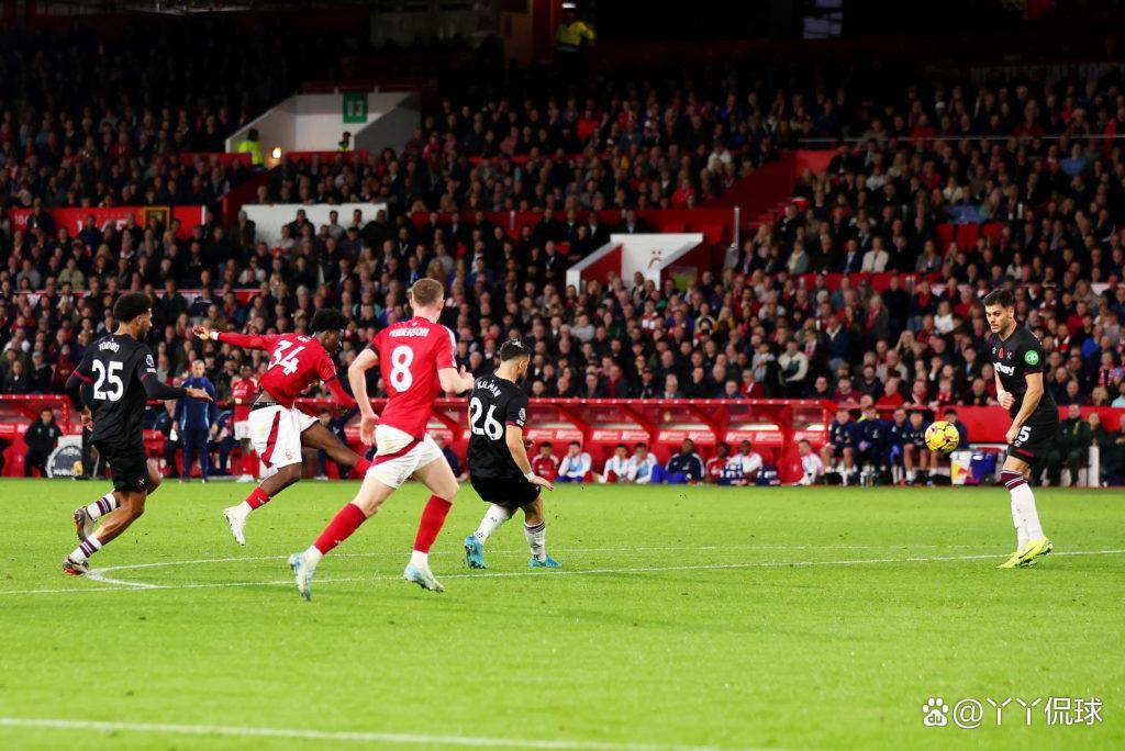 爱游戏快捷 - 集结日突围战来临；广州队围绕英超止住颓势；引发热议；临场指挥获称赞