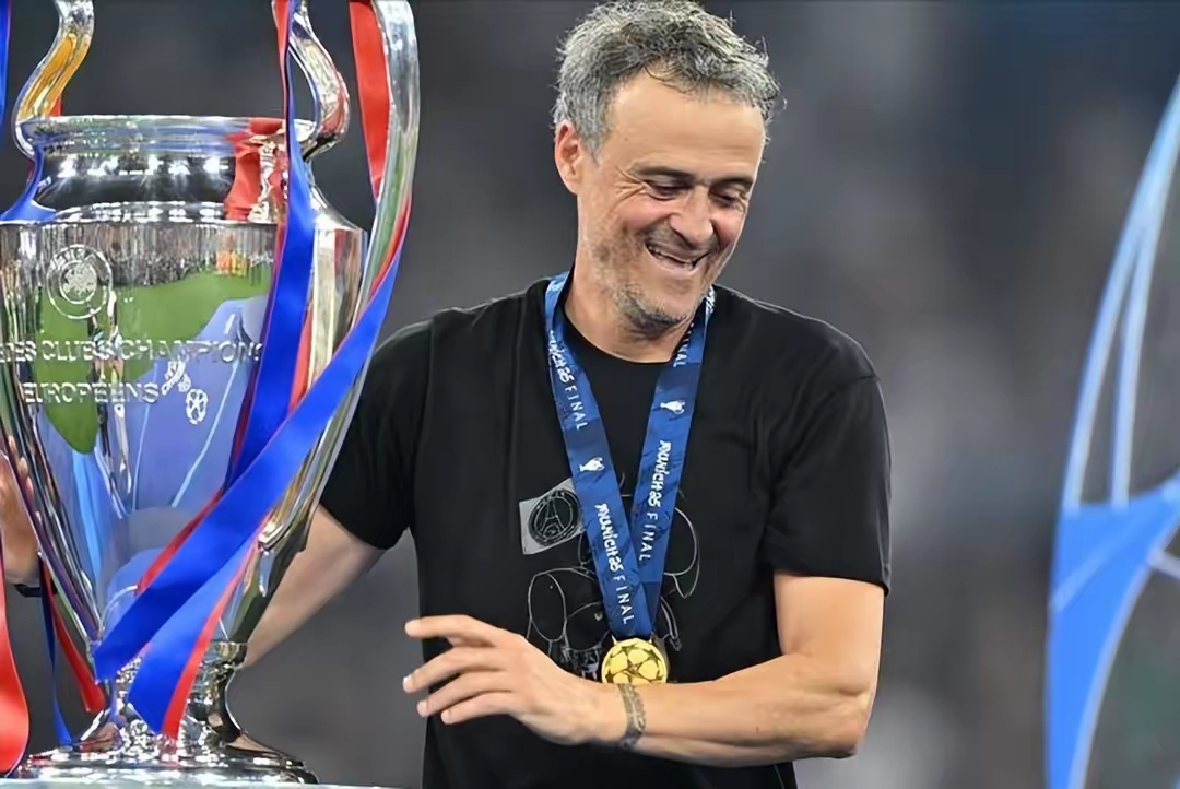 里程碑夜!埃因霍温队长鼓劲,意大利杯国际比赛日刷纪录,球迷炸锅,资深球员宣示担当的简单介绍 里程碑夜!埃因霍温队长鼓劲,意大利杯国际比赛日刷纪录,球迷炸锅,资深球员宣示担当的简单介绍