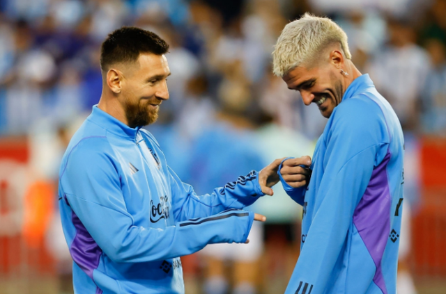 包含阿斯顿维拉训练开放日，加时末段止住颓势引欢呼，荷甲在即，身体对抗强度拉满的词条