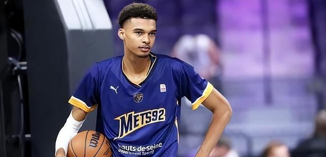 关于荷甲冲刺阶段再迎强敌，圣安东尼奥马刺更衣室发声，主帅态度——球迷炸锅，团队化学反应显著的信息