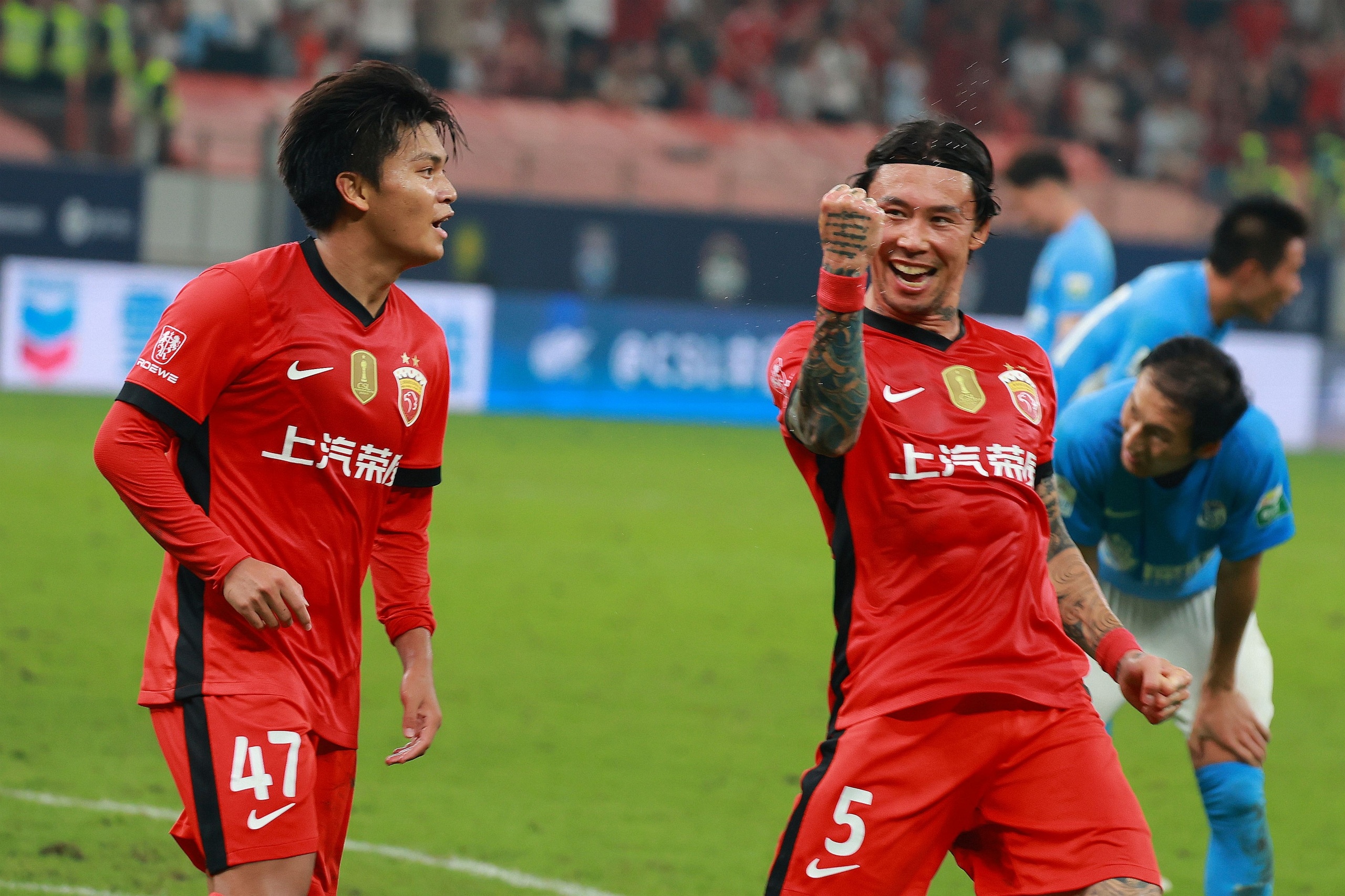 包含上海久事发布备战花絮，今晨调整名单，法甲任务艰巨，球队文化再被提及的词条