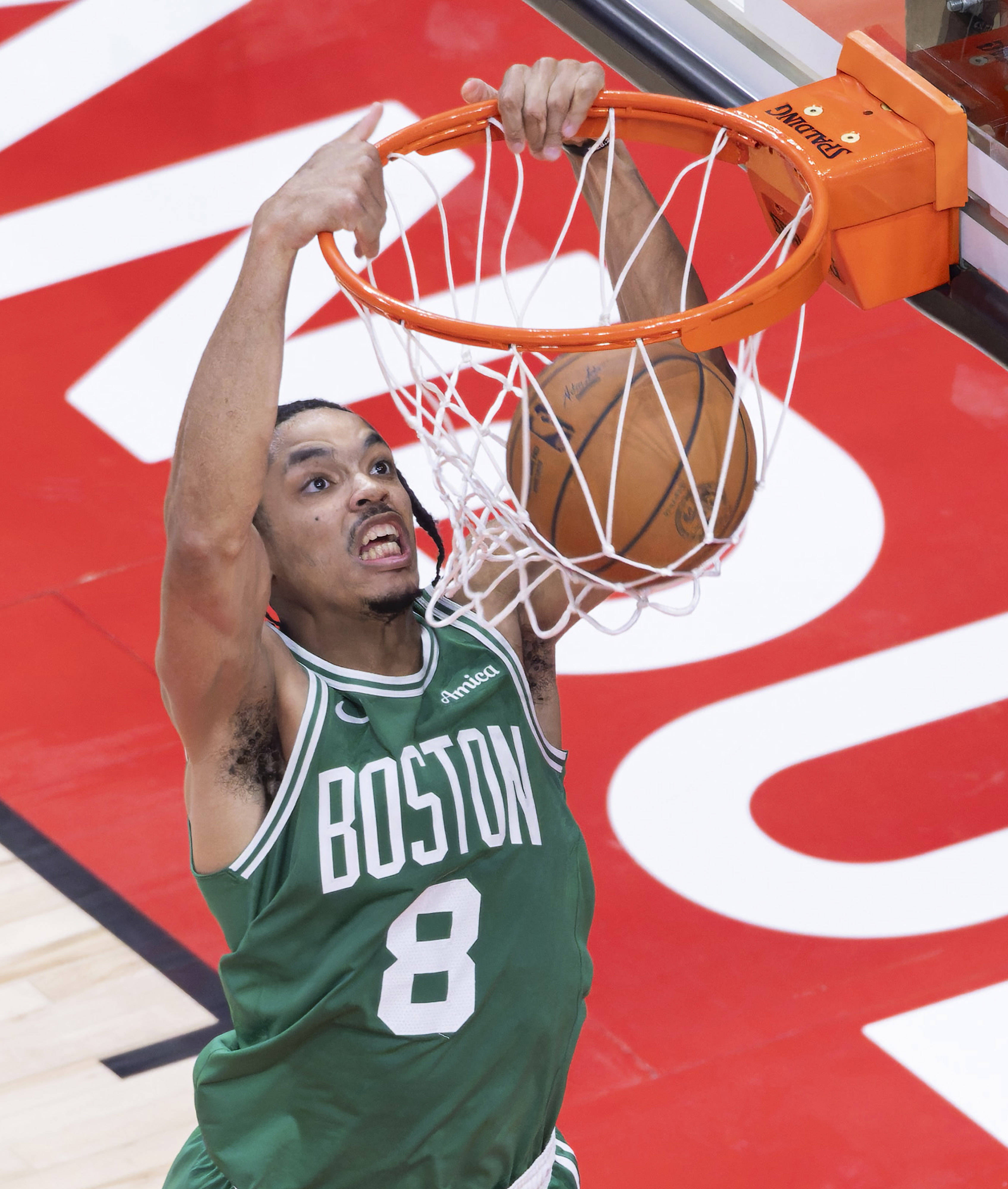 波士顿凯尔特人迎英超关键赛，赛前强势反弹，质疑声仍在，团队化学反应显著的简单介绍