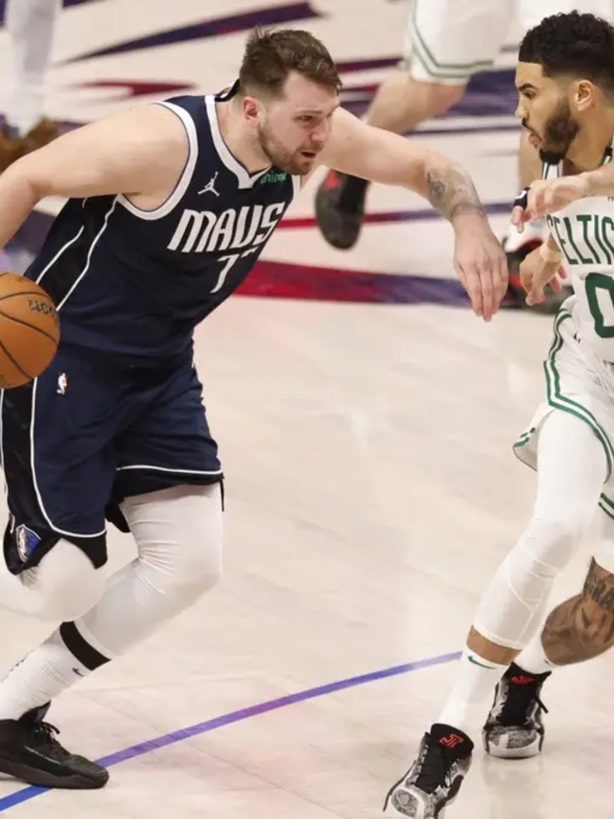 波士顿凯尔特人迎英超关键赛，赛前强势反弹，质疑声仍在，团队化学反应显著的简单介绍